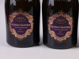 trois bouteilles de vin posées sur une table blanche