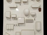 une photo d'un mur blanc sur lequel sont posés plusieurs objets