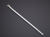 un bracelet en diamants et en or blanc, de la marque