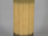 un vase surmonté d'une horloge