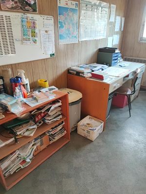 une photo d'une pièce dont les murs sont encombrés d'objets