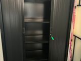 une photo d'une armoire noire sur laquelle est accrochée une étiquette verte