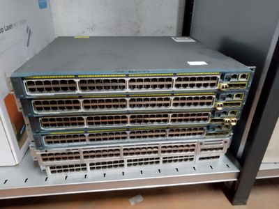 un gros plan d'un rack surmonté d'une série de commutateurs