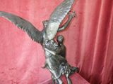 statue représentant un ange et un enfant, posée sur un socle en marbre