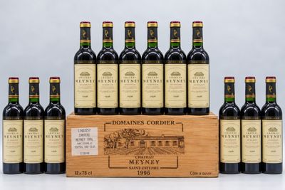 un lot de bouteilles de vin posées sur une caisse en bois