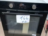 un four noir sur lequel est apposée une étiquette de prix