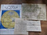 trois cartes du monde posées sur une table où se trouve une carte du monde