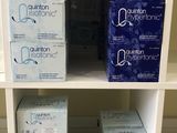 une étagère sur laquelle sont posées de nombreuses boîtes de mouchoirs en papier
