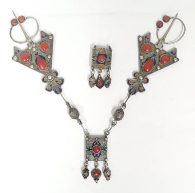 une photo d'un ensemble composé d'un collier et de boucles d'oreilles en argent et en émail