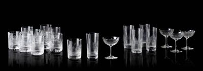 une photo en noir et blanc représentant un groupe de verres à vin