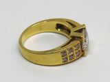 Gros plan sur une bague en or ornée d'un diamant