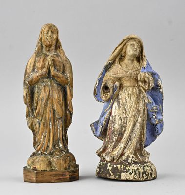 deux statues de la Vierge Marie et de Jésus, dont l'une tient un enfant dans ses bras