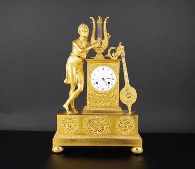 Pendule en bronze doré représentant Apollon jouant de la lyr…