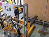 un chariot sur lequel est inscrit un numéro, dans un entrepôt