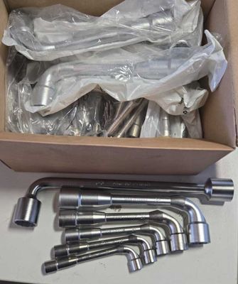 une boîte remplie de clés et d'autres outils posée sur une table