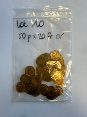 un sac de pièces d'or sur lequel est apposée une étiquette indiquant le prix
