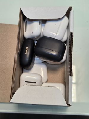 une boîte contenant des AirPods, posée sur une table