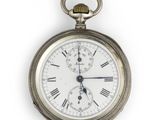 une montre de poche en argent avec des chiffres romains