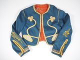 une image représentant une veste bleue ornée de passementeries dorées