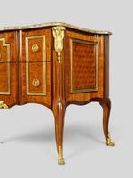 Commode à façade et côtés légèrement galbés, marquetée en bo… (photo 5)