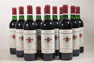six bouteilles de vin rouge alignées sur une surface blanche