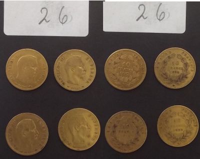 six types différents de pièces d'or sont disposés sur une surface noire