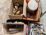 Plusieurs caisses d'outils sont posées par terre les unes à côté des autres.