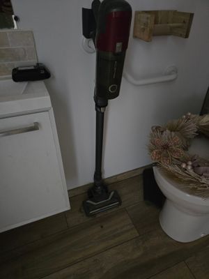 une salle de bains équipée de toilettes, d'un lavabo et d'une poubelle