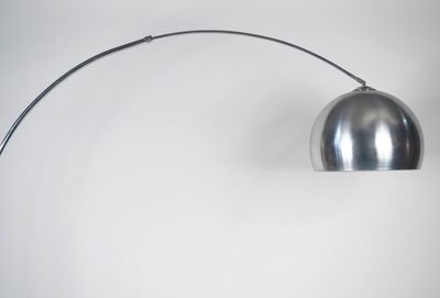 lampe sur pied en forme de boule, avec un pied en métal et un bras courbé