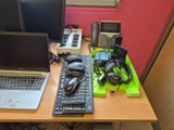 un bureau sur lequel se trouvent un ordinateur portable, un clavier et un casque