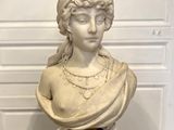 buste en marbre représentant une femme avec un serpent enroulé autour du cou