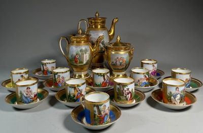 un grand nombre de tasses et de soucoupes sur une table