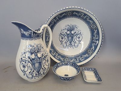 un pichet bleu et blanc et une assiette avec une cuillère