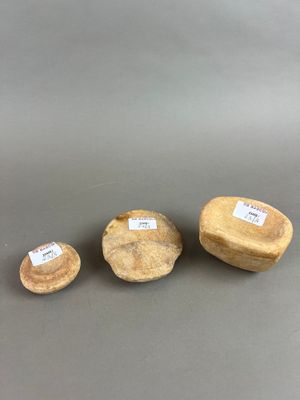 trois morceaux de bois posés sur une table