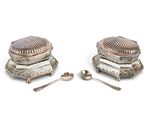 paire de salières et poivrières en argent avec cuillères et repose-cuillères