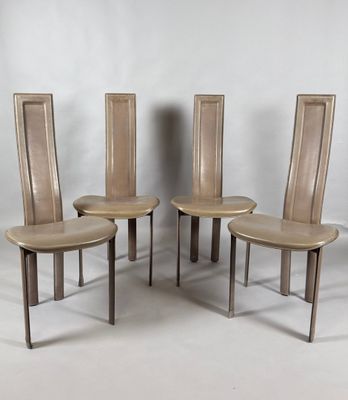 Suite de quatre chaises à haut dossier gainé de cuir gris ta… - Photo 1