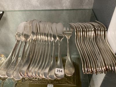 de nombreuses cuillères et fourchettes exposées dans une vitrine