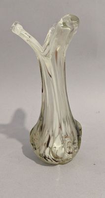 un vase en verre posé sur une table