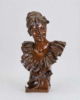 un buste en bronze représentant une femme coiffée d'une coiffe