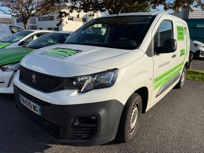 la camionnette blanche est garée dans le parking à côté d'autres voitures