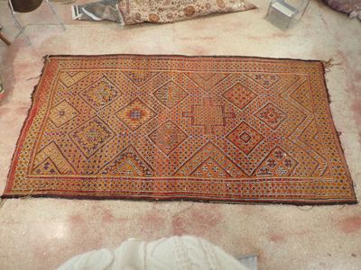 un tapis posé sur le sol au milieu d'une pièce