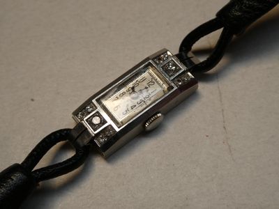 Montre-bracelet de dame à boitier rectangle à pans en platin…