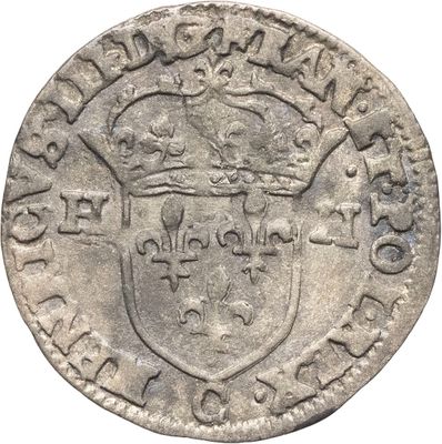 Gros plan sur une pièce de monnaie ornée d'une couronne