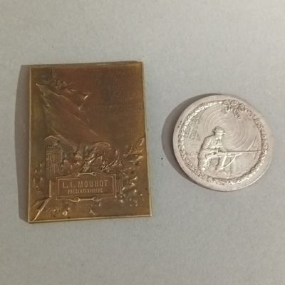 une petite pièce d'argent à côté d'une petite pièce d'or