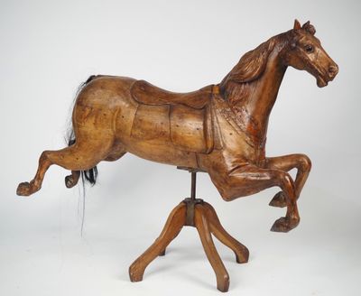 un cheval de bois posé sur un socle