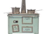 un poêle à l'ancienne sur lequel sont posées des casseroles et des poêles
