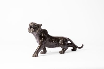 figurine représentant un lion sur fond blanc