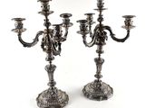 paire de chandeliers anciens en métal argenté sur socles