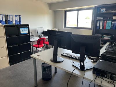 un bureau équipé d'un écran d'ordinateur et d'un clavier