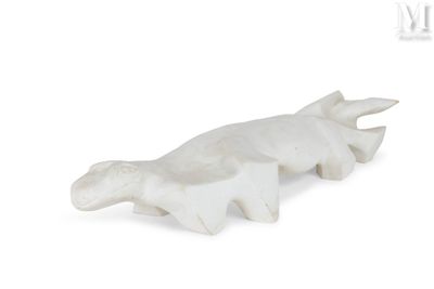 une sculpture blanche représentant une tortue sur fond blanc